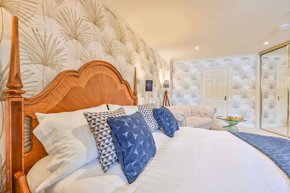 Lisburne Place Town House luxury rental - Beautiful King sized bed in main bedroom