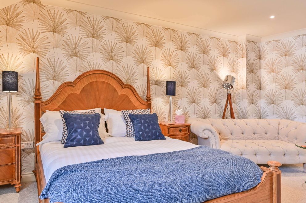Lisburne Place Town House, Torquay. - Luxury bed in main bedroom